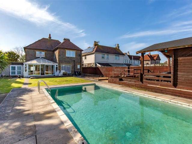 6 Bedroom Detached House