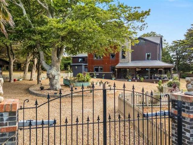 6 Bedroom Detached House