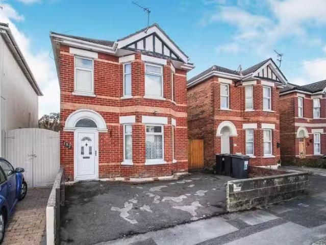 6 bedroom detached house for rent in Charminster, Bournemouth.
