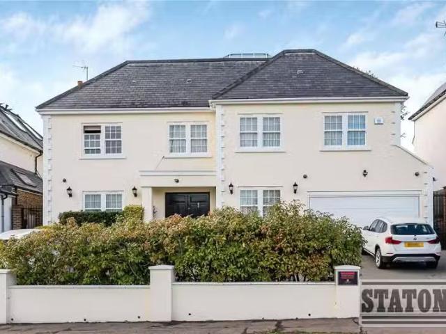 6 bedroom detached house for rent in Broadgates Avenue, Hadley.