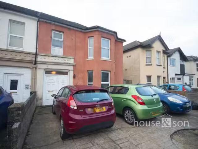 6 bedroom detached house for rent in Malmesbury Park Road, Cha.