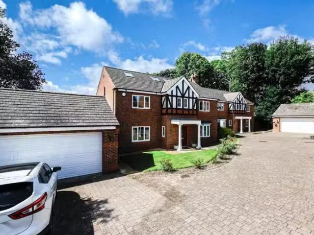 6 bedroom detached house for rent in Silvertrees, Bramhope, Le.