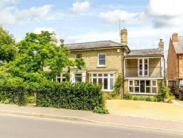 6 bedroom detached house for rent in Station Road, Waterbeach.