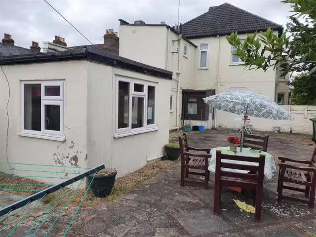6 bedroom detached house for rent in Walton Road, Hoddesdon, E.