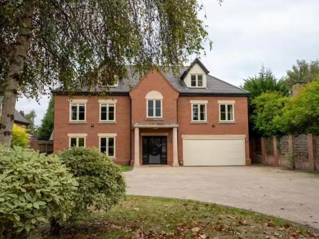 6 bedroom detached house for rent in Warwick Road, Knowle, Sol.