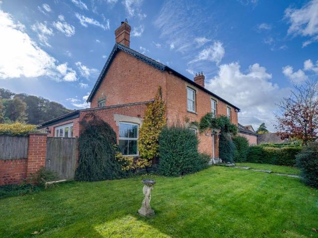 6 bedroom detached house for sale