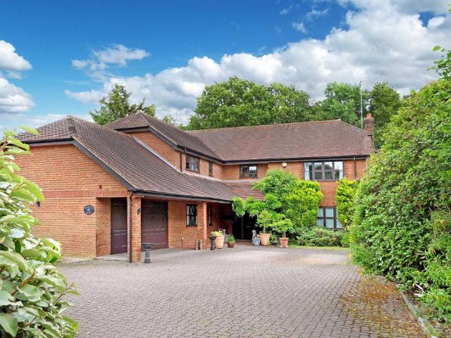 6 bedroom detached house for sale