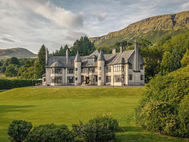 6 bedroom detached house for sale