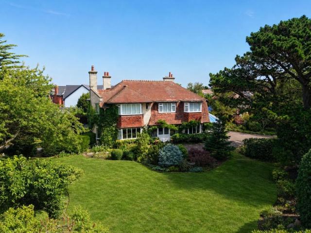 6 bedroom detached house for sale