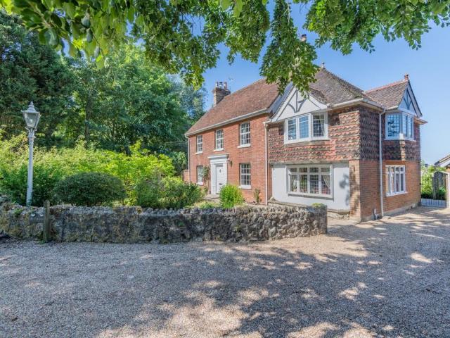 6 bedroom detached house for sale