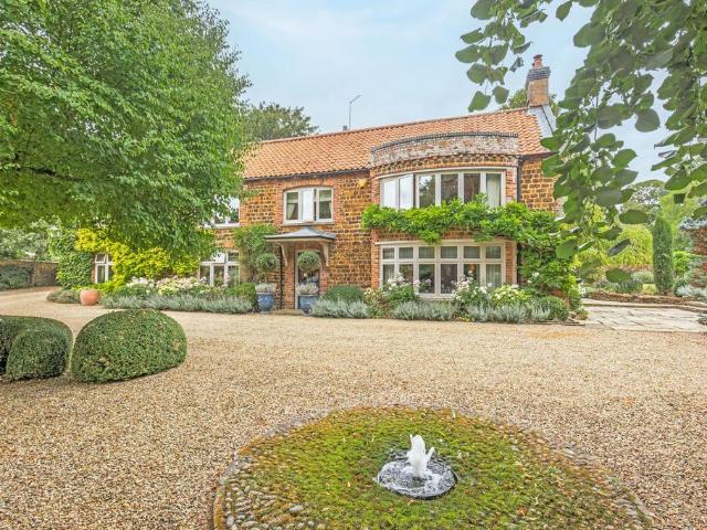 6 bedroom detached house for sale