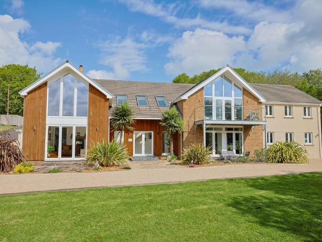 6 bedroom detached house for sale