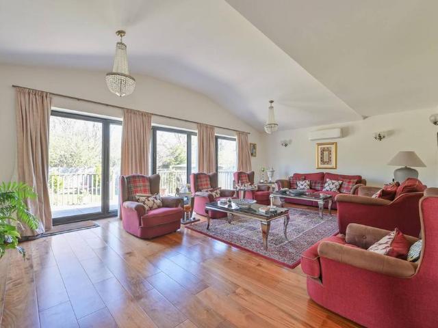 6 bedroom detached house for sale