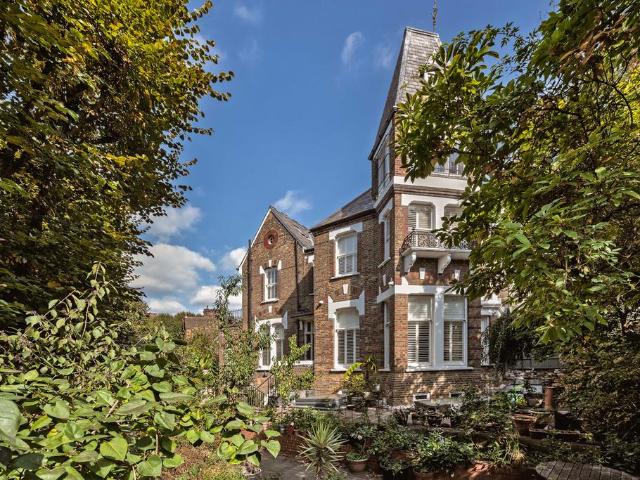 6 bedroom detached house for sale