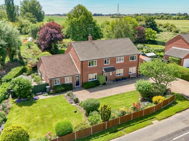 6 bedroom detached house for sale