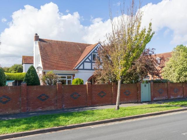 6 bedroom detached house for sale