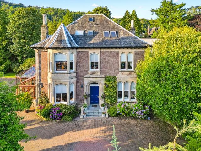 6 bedroom detached house for sale