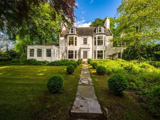 6 bedroom detached house for sale