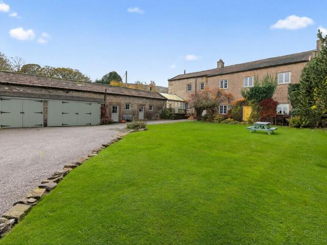 6 bedroom detached house for sale