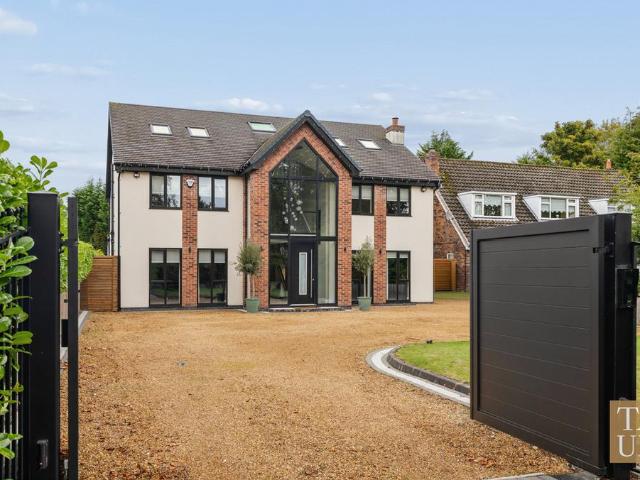 6 bedroom detached house for sale