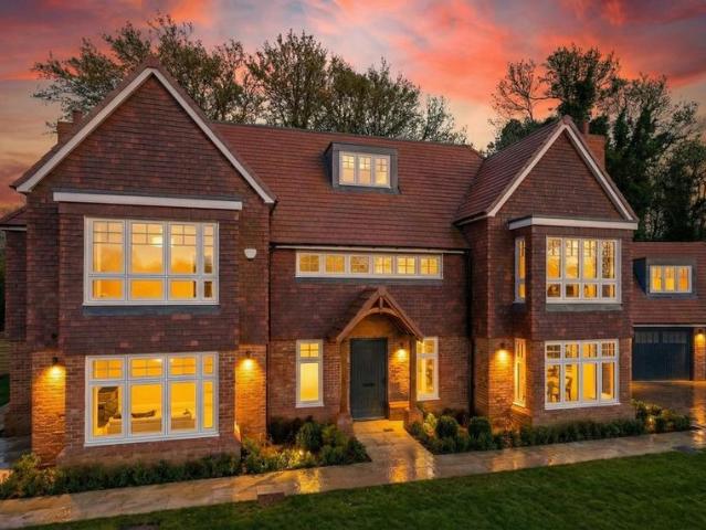 6 bedroom detached house for sale