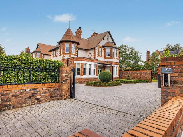 6 bedroom detached house for sale