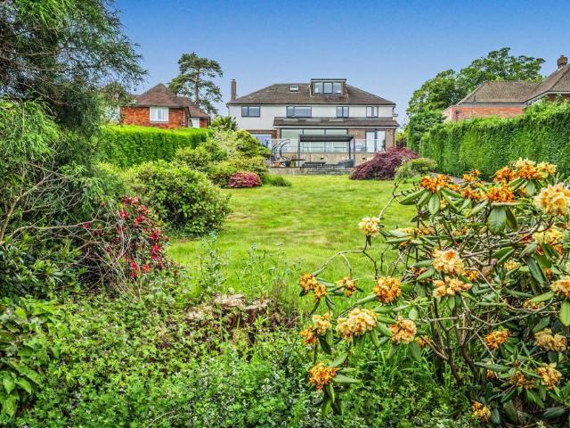 6 bedroom detached house for sale