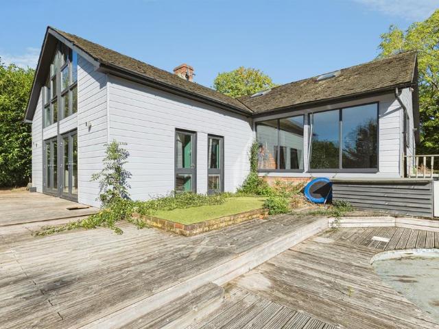 6 bedroom detached house for sale
