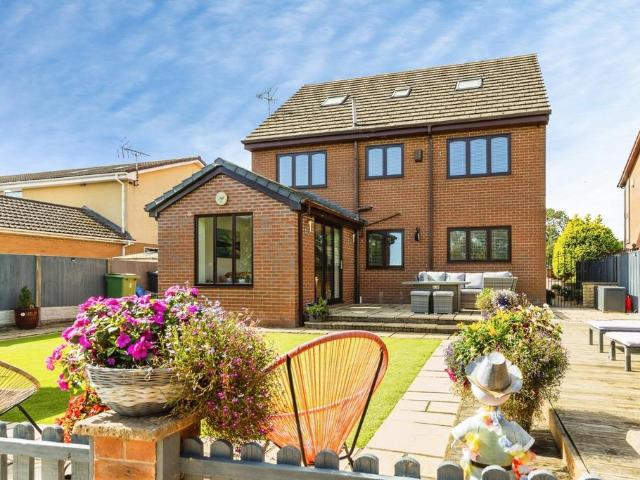 6 bedroom detached house for sale