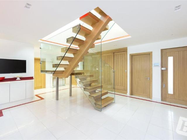 6 bedroom detached house for sale