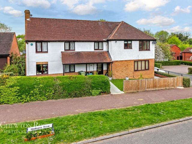6 bedroom detached house for sale
