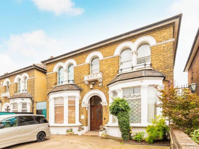 6 bedroom detached house for sale