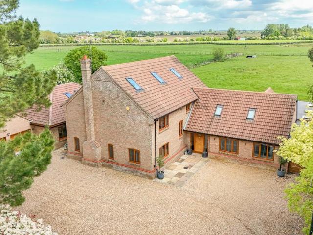 6 bedroom detached house for sale