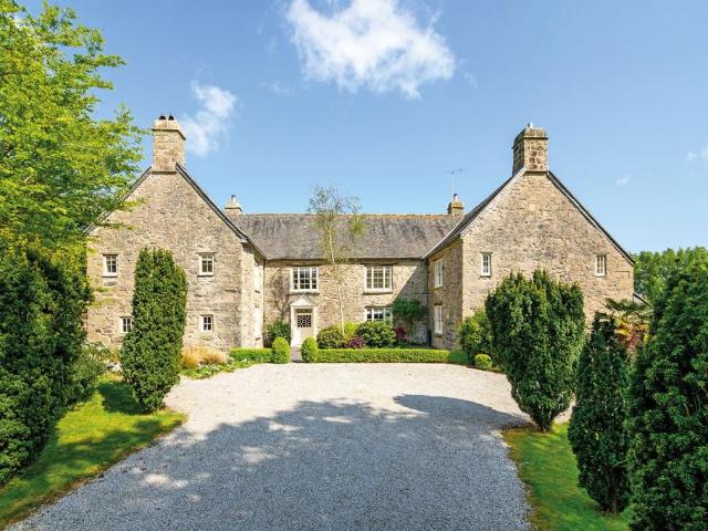 6 bedroom detached house for sale