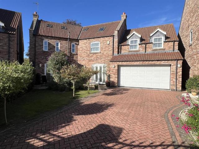 6 bedroom detached house for sale