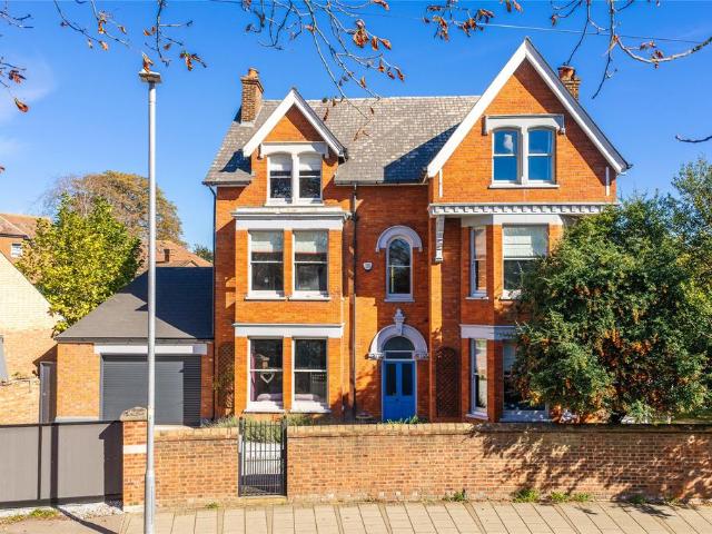 6 bedroom detached house for sale