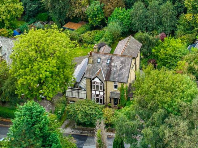 6 bedroom detached house for sale