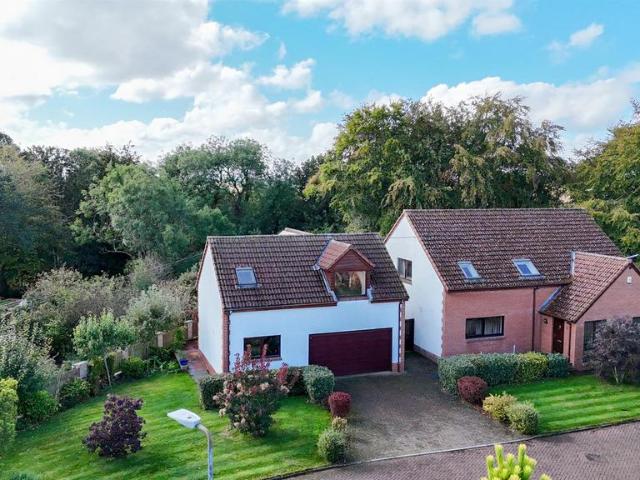 6 bedroom detached house for sale