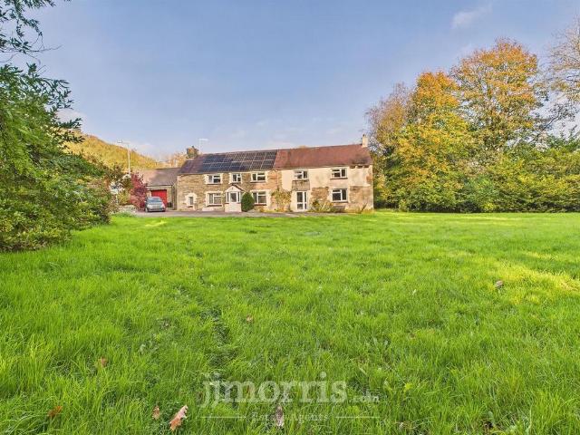 6 bedroom detached house for sale