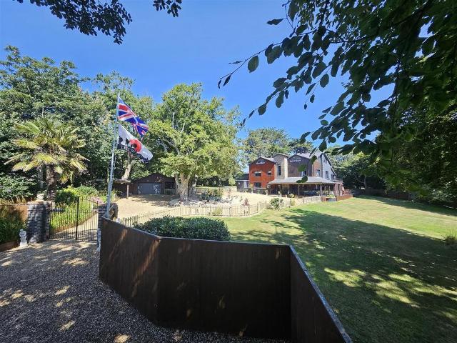 6 bedroom detached house for sale