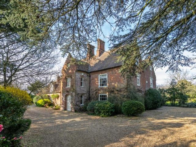 6 bedroom detached house for sale
