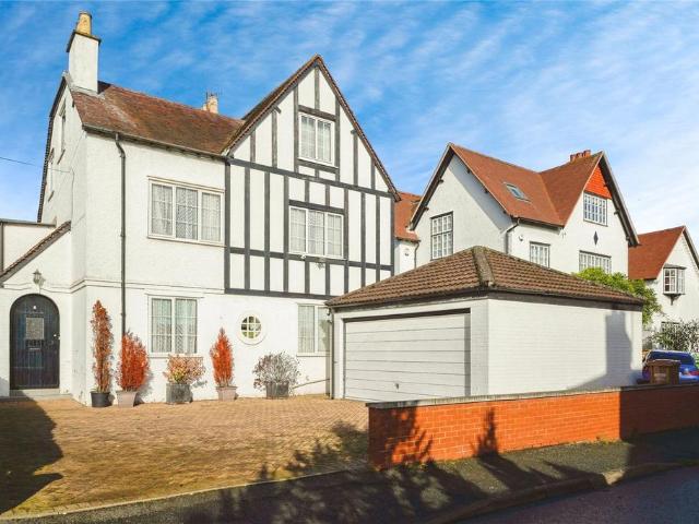 6 bedroom detached house for sale