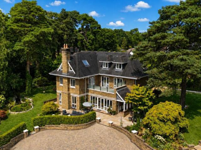 6 bedroom detached house for sale