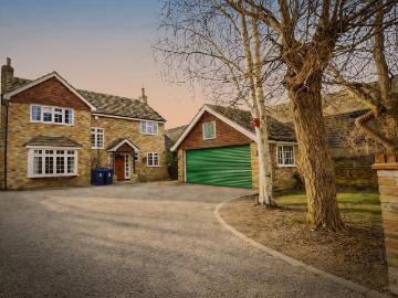 6 bedroom detached house for sale