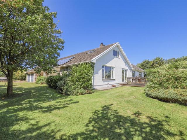 6 bedroom detached house for sale