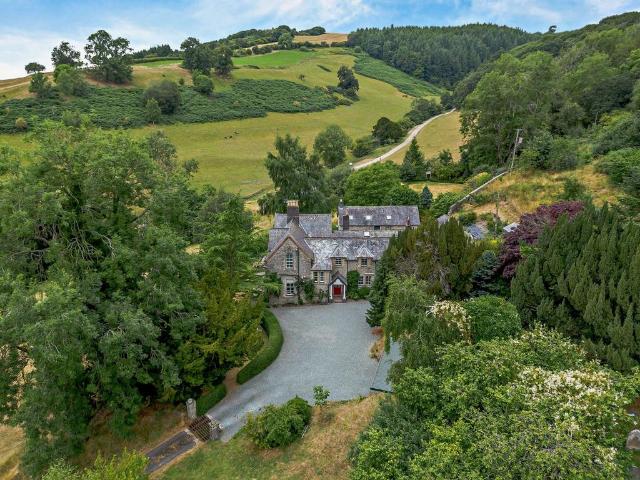 6 bedroom detached house for sale