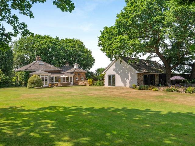 6 bedroom detached house for sale