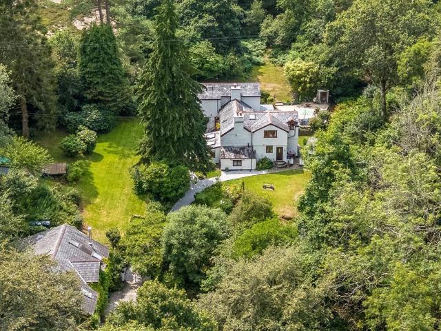 6 bedroom detached house for sale