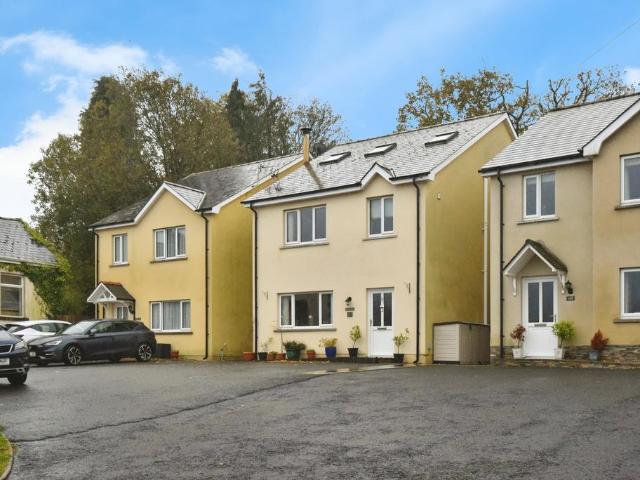 6 bedroom detached house for sale
