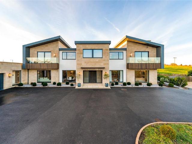 6 bedroom detached house for sale